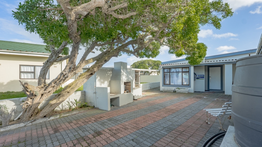 4 Bedroom Property for Sale in Struisbaai Western Cape